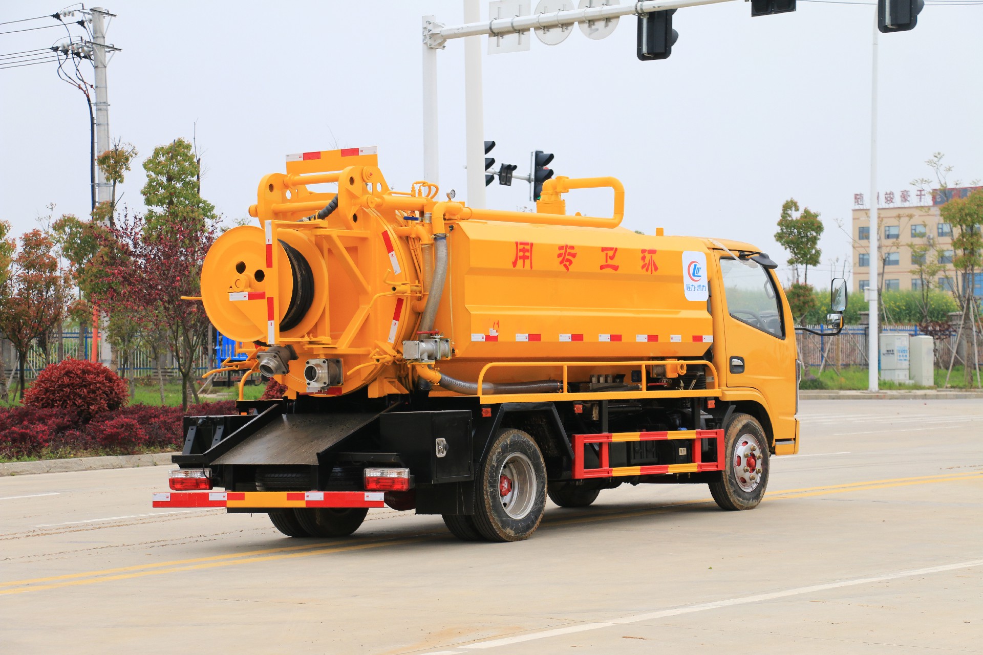 國(guó)六東風(fēng)小多利卡 5方 清洗吸污車{i}