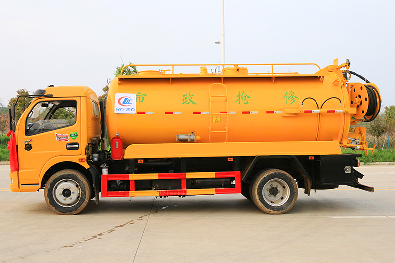 國六大多利卡清洗吸污車{i}