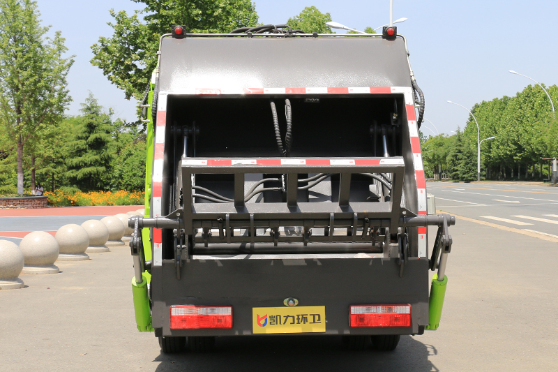 國六小多利卡 6方 壓縮垃圾車{i}