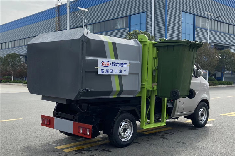 國六長安3方側裝掛桶垃圾車{i}