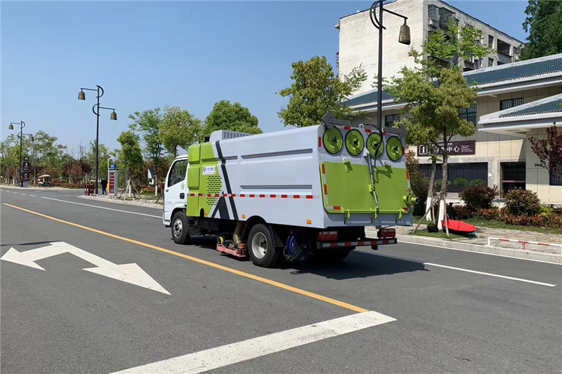國六小多利卡5噸（1水/4塵）吸塵車{i}