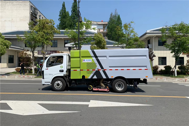 國六小多利卡5噸（1水/4塵）吸塵車{i}