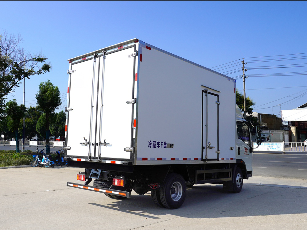重汽豪沃冷藏車（國六）{i}