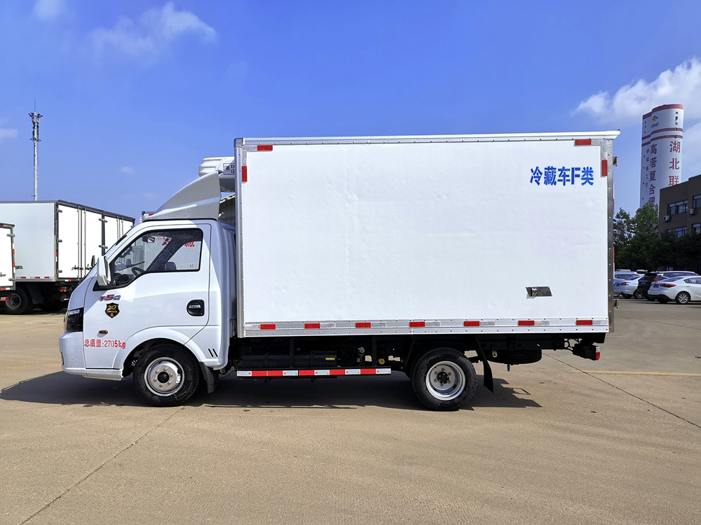 東風途逸汽油（國六）冷藏車{i}