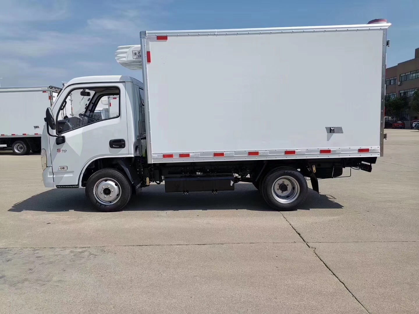 國六躍進冷藏車{i}