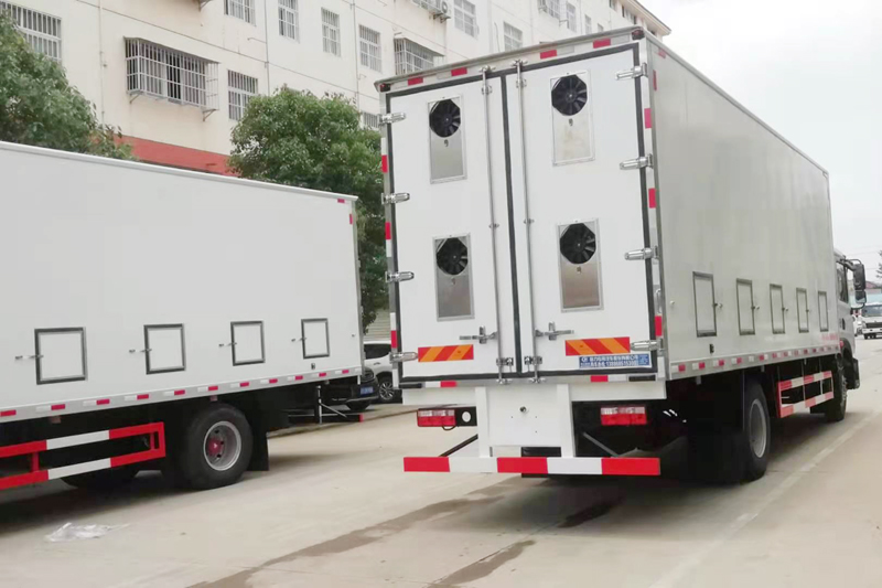 東風(fēng)D9（多利卡）6.8米雛禽運(yùn)輸車(chē)（雞苗）{i}
