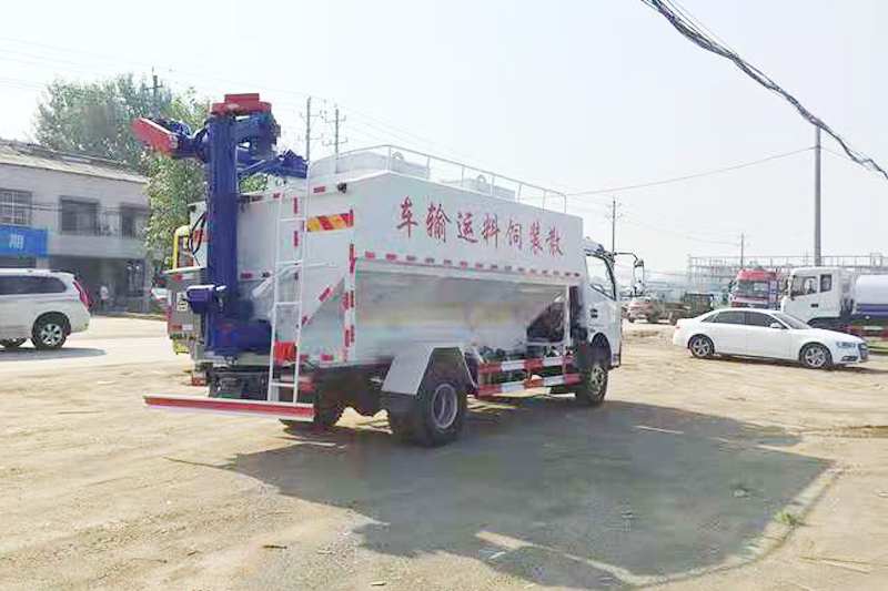 東風大多利卡散裝飼料運輸車（飼料車）{i}