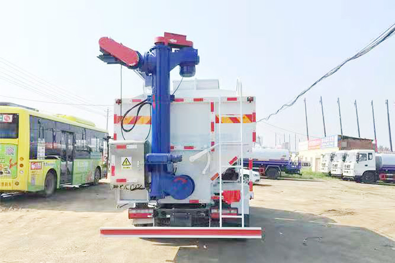 東風大多利卡散裝飼料運輸車（飼料車）{i}