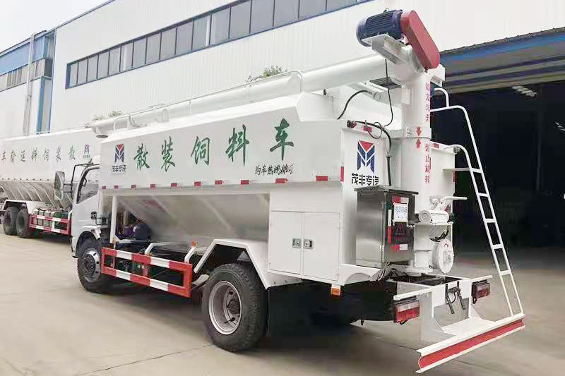 東風大多利卡散裝飼料運輸車（飼料車）{i}