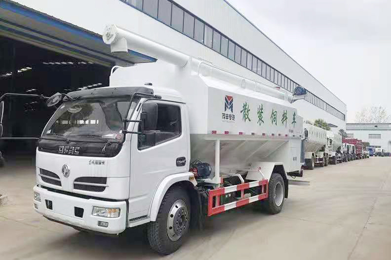 東風大多利卡散裝飼料運輸車（飼料車）{i}