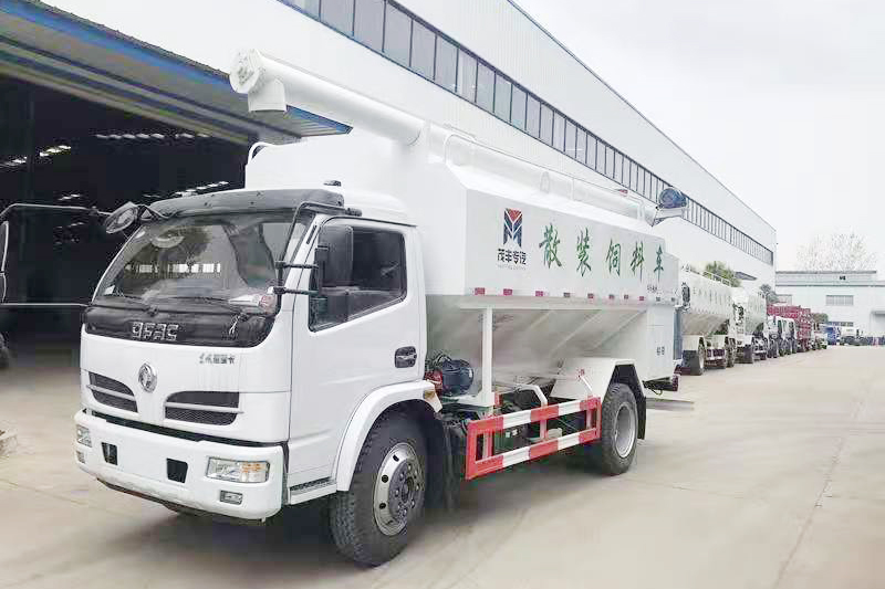 東風大多利卡散裝飼料運輸車（飼料車）{i}