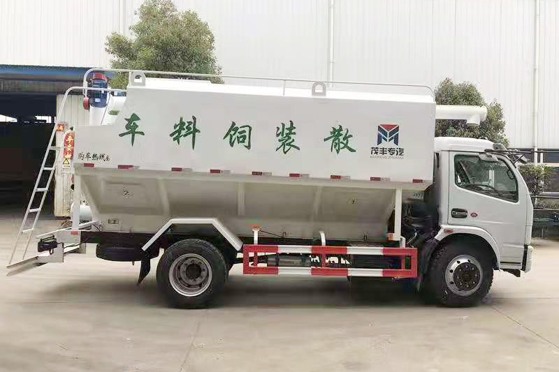 東風大多利卡散裝飼料運輸車（飼料車）{i}