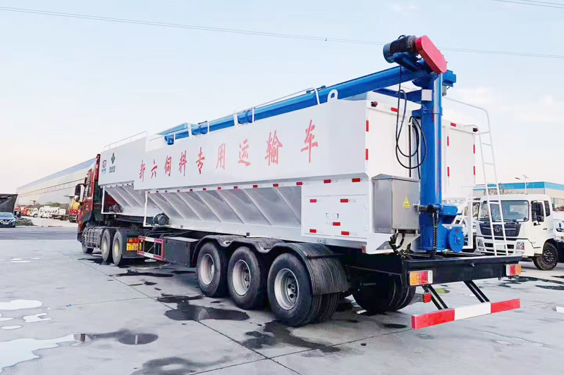 半掛飼料運輸車（58-65立方）{i}