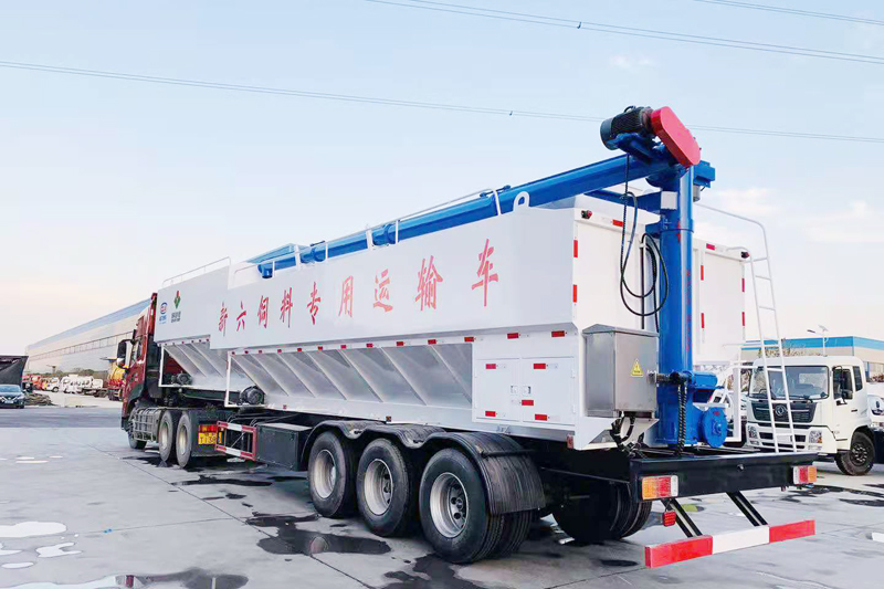 半掛飼料運輸車（58-65立方）{i}