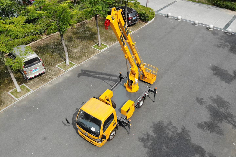國六東風18.5米高空作業(yè)車（黃牌，折疊臂）{i}
