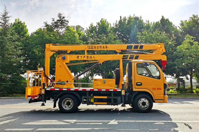 國六東風18.5米高空作業(yè)車（黃牌，折疊臂）{i}