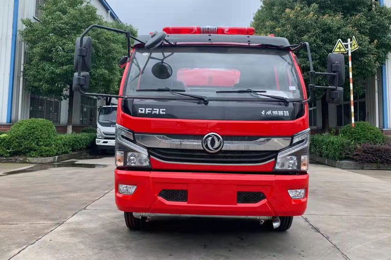 東風大多利卡(7立方)消防灑水車{i}