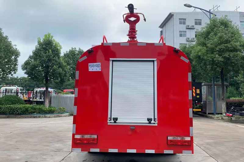 東風大多利卡(7立方)消防灑水車{i}