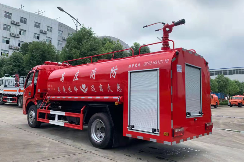 東風大多利卡(7立方)消防灑水車{i}