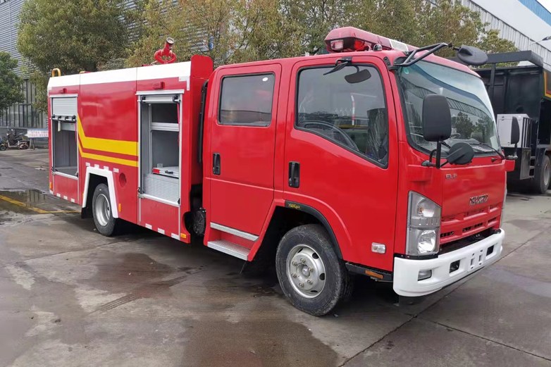 五十鈴消防車（3方泡沫-1方水）