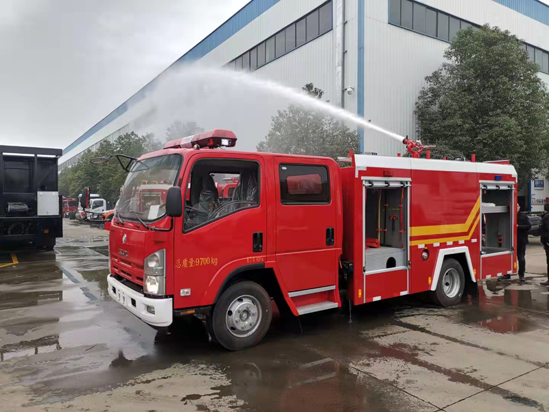 五十鈴消防車（3方泡沫-1方水）{i}