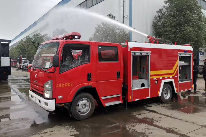 五十鈴消防車（3方泡沫-1方水）{i}